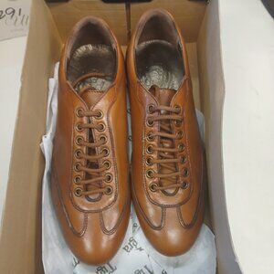 Traction leather walking sneakers.